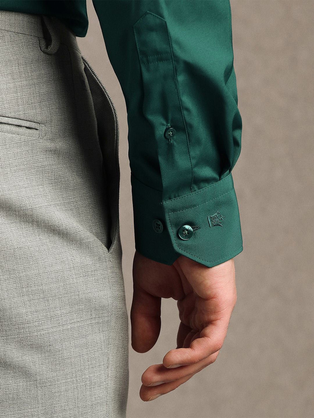 Men Solid Spread Collar Formal Shirt