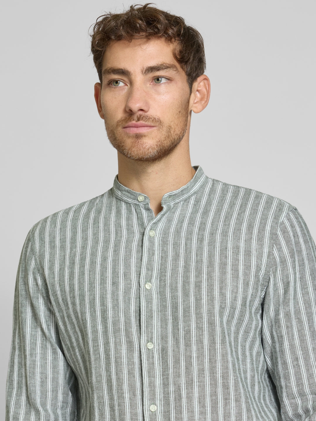 Slim fit casual shirt in a linen blend with a Mao collar in khaki