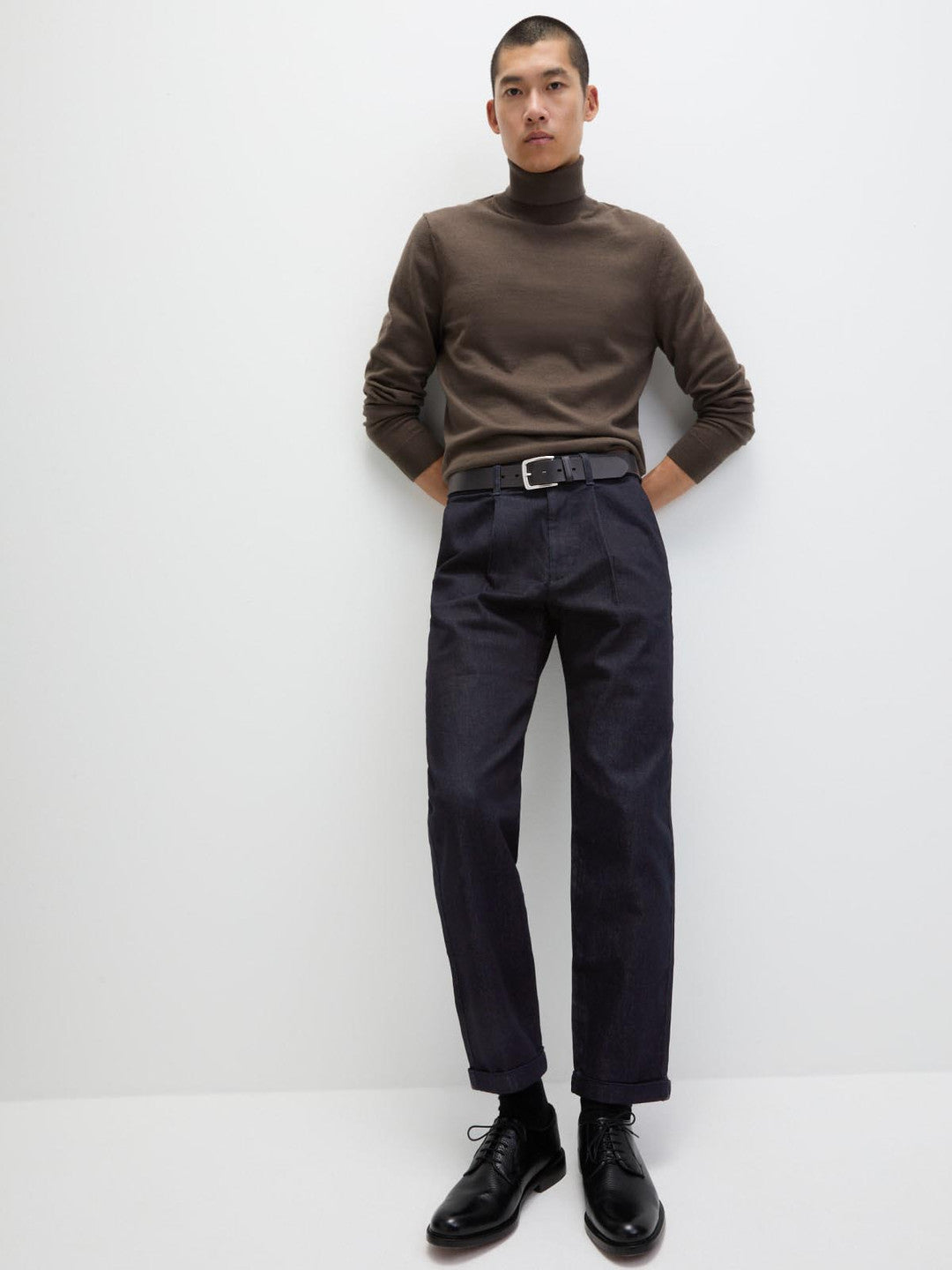 Men Tapered Fit High-Rise Slash Knee Jeans